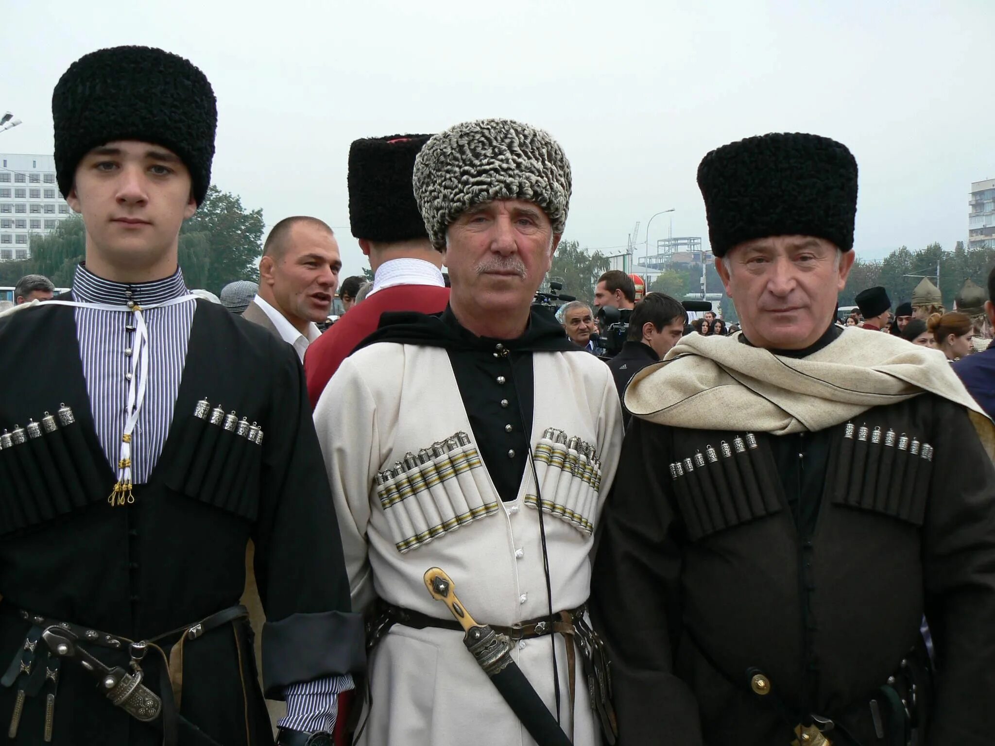 Какой в черкесске год. Карачаевцы и балкарцы. Адыги Черкесы кабардинцы. Головной убор адыгейцев кабардинцев Черкесов. Папаха Кавказская Кабардино Балкария.