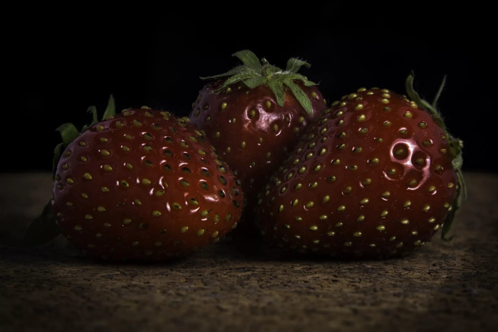 Ягода коричневого цвета. Коричневая клубника. Клубника коричневого цвета. Коричневеет клубника. Коричневая клубника фото.