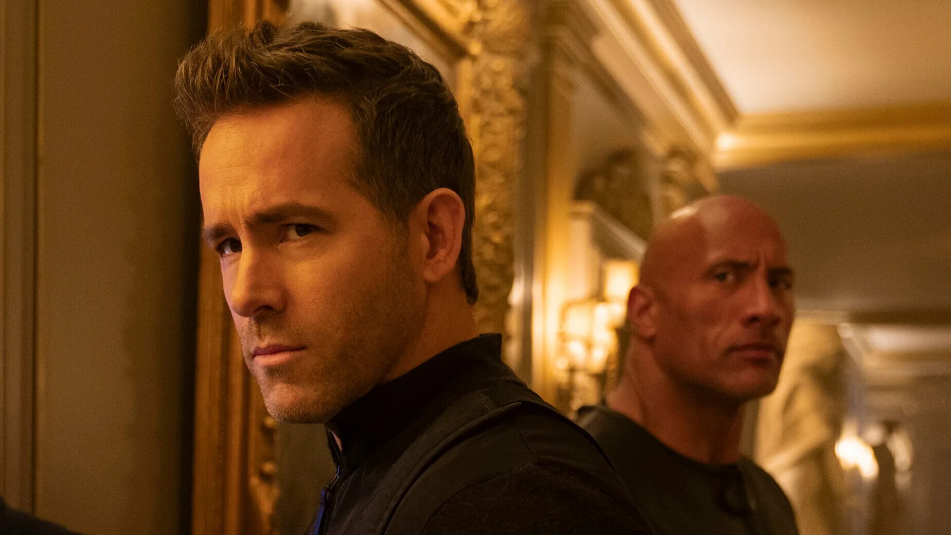 Скала джонсон и райан рейнольдс. Скала джонсон и райан рейнольдс. Красное уведомление фильм 2021. Райан рейнольдс дуейниджонсон. Райан рейнольдс и дуэйн джонсон в фильме 2021.