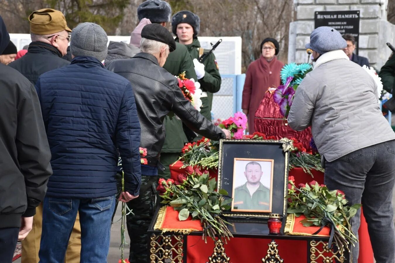 Прощание с денисом. Прощание с погибшим на Украине. Прощание с погибшими на Украине военными.