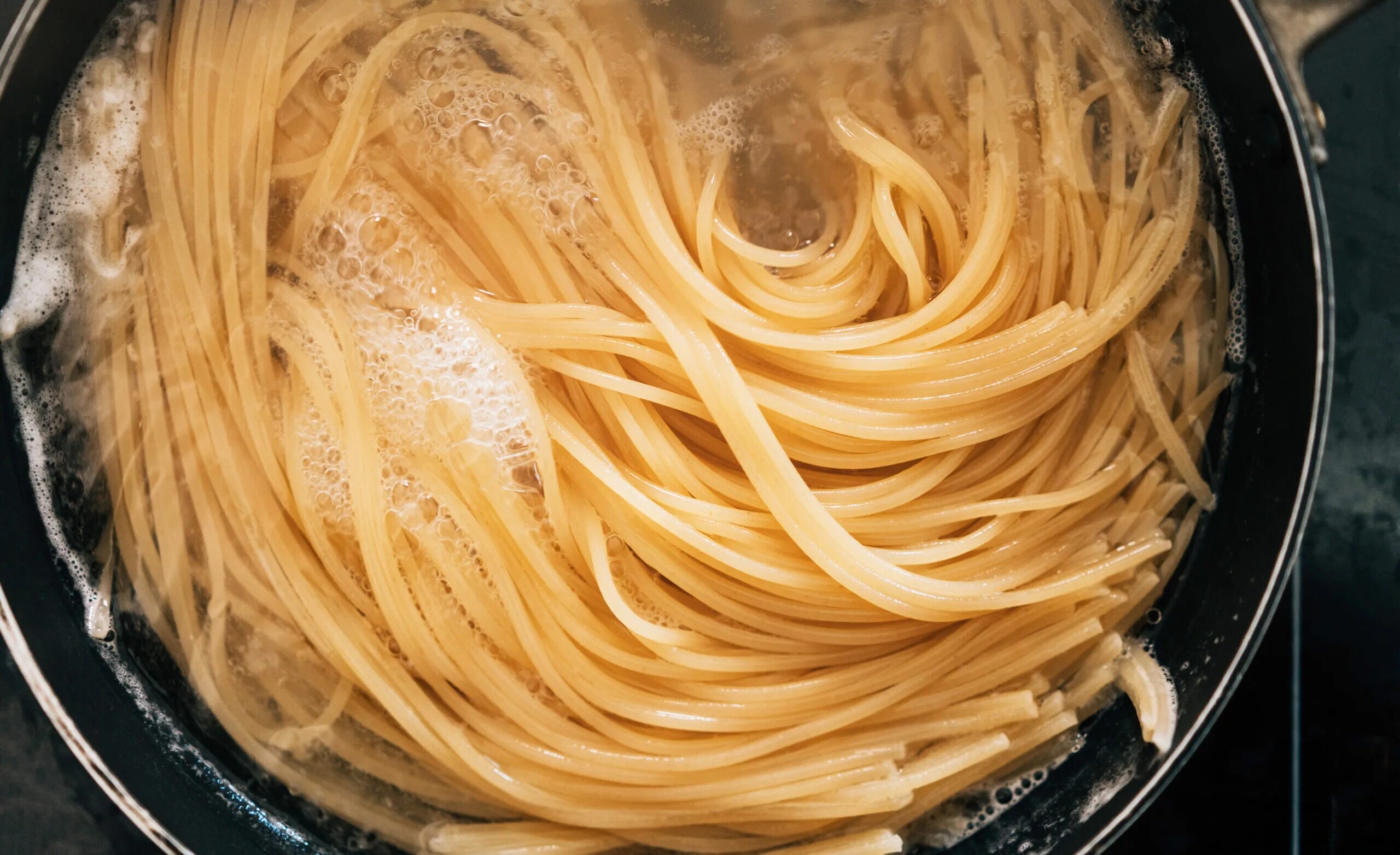 После варки макарон. Макароны в кастрюле. Кастрюля для спагетти. Макароны вареные. Приготовление макарон.