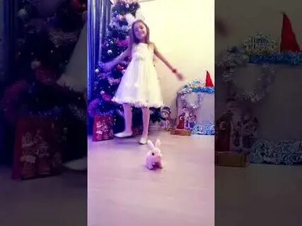 Танец под песню в лесу родилась елочка