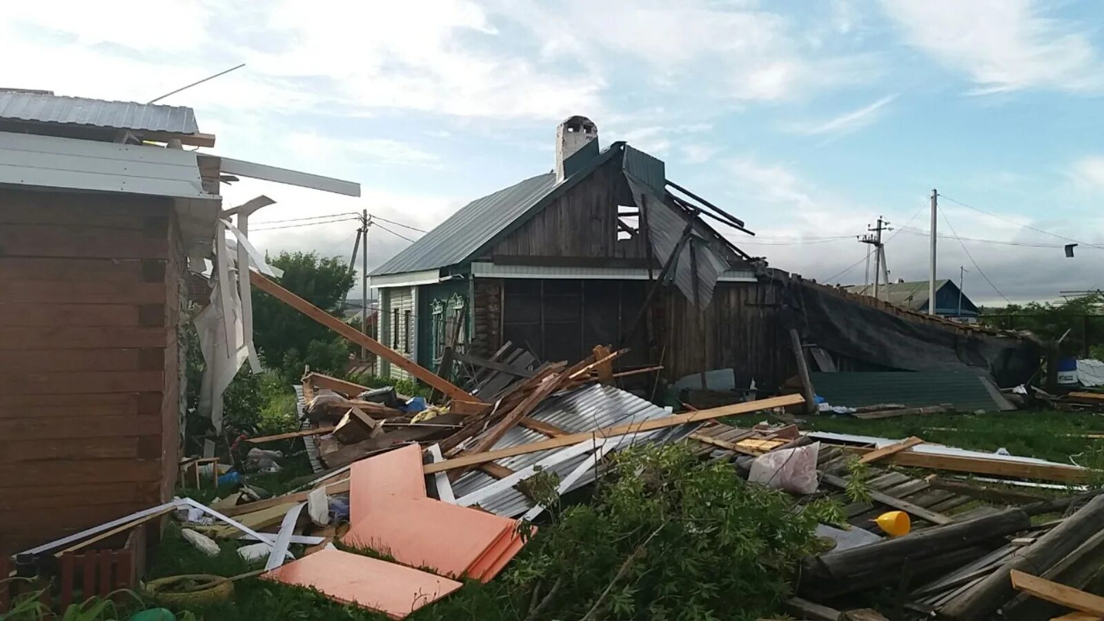 Пестречинский район село Тагашево ураган. Разрушенная крыша. Снесло крышу дома. Частный дом снесло крышу после урагана.