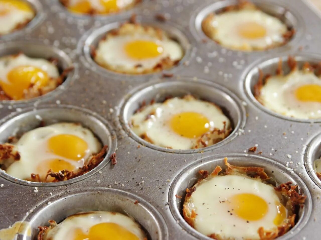 Запеченные яйца. Яйца в духовке. Печеные яйца. Запечённые яйца в духовке. Яйцо в духовке в формочке.