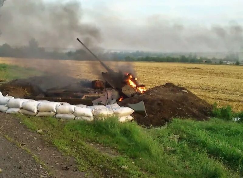 Расстрелять блокпост. Расстреливают автомобиль террористов. Бои в новоселовке. Расстрелять блокпост. Луганск старая краснянка.