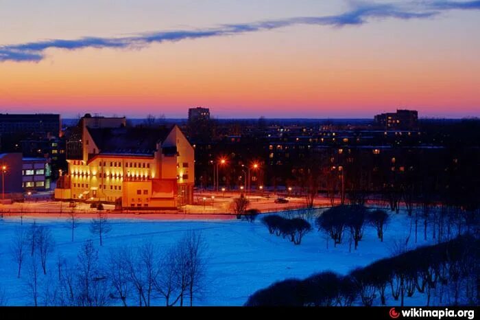 Кириши центр города. Памятник погибшим. Кириши привокзальная площадь. Ул строителей 10 кириши. Кинеф гостиница кириши.
