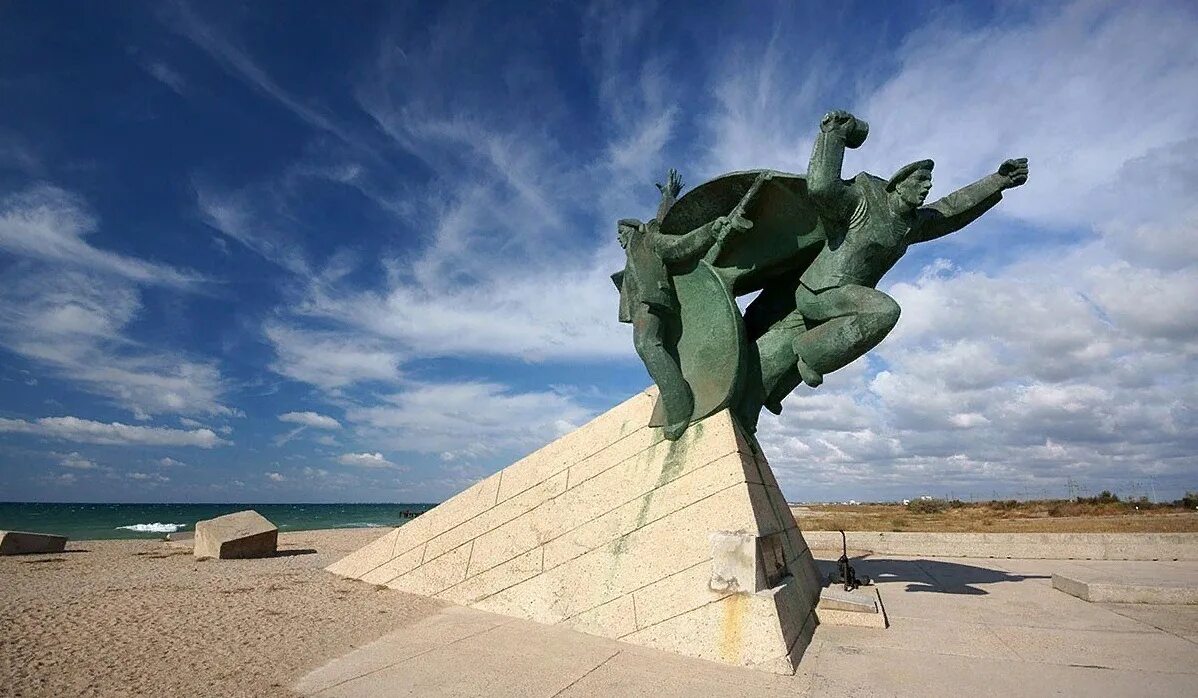 Евпаторийский десант. Евпатория памятник героям евпаторийского морского десанта. Братская могила участников евпаторийского десанта, 1942 г. Евпатория евпаторийский десант. Памятник евпаторийскому десанту.