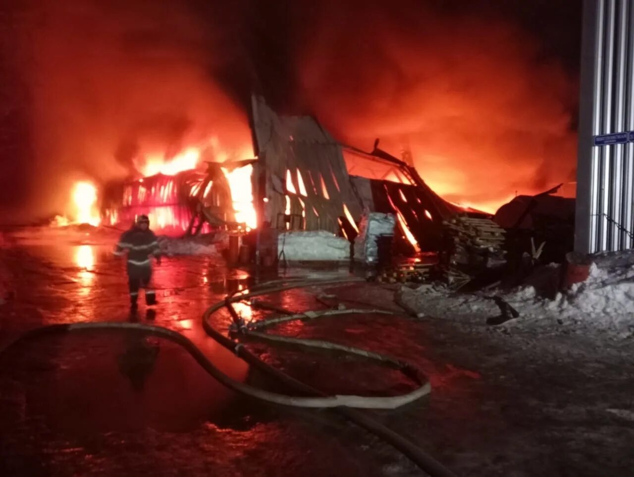 Поджог в туле. Пожар в тульской области вчера. пожар в туле 2025. горит завод. пожар на заводе.