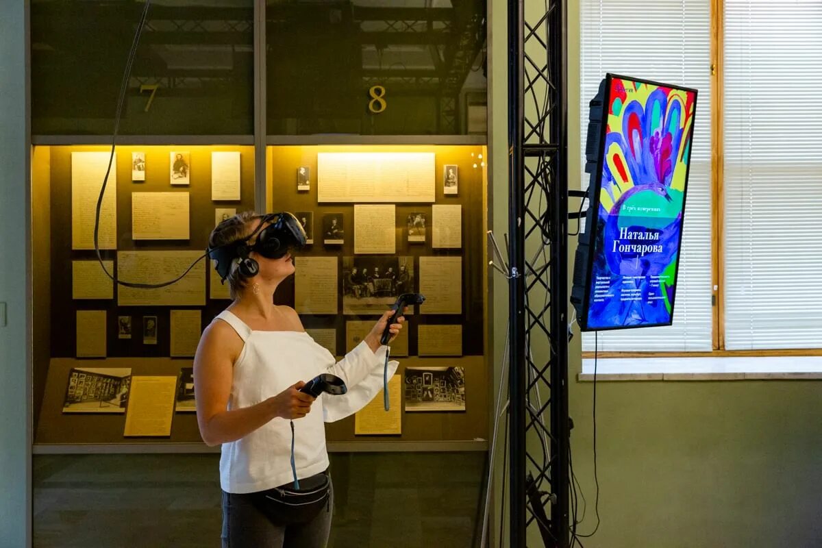 Ассистент в галерею. ВР галерея выставка. Выставка виртуальной реальности. Виртуальная реальность в музее. Выставка цифрового искусства.