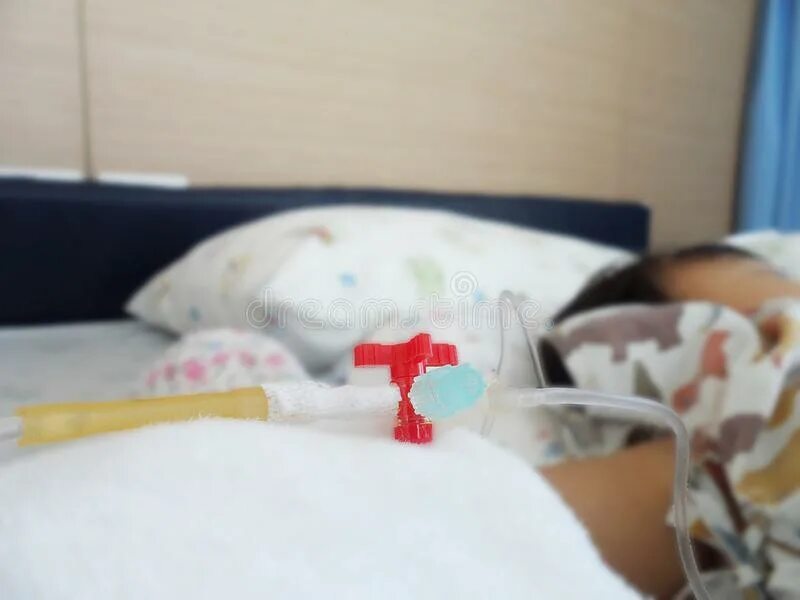 Дети лежат в больнице с родителями. Ребенка положили в больницу. Ребенок в палате. Маленькая девочка лежит в палате. Ребенок в палате.