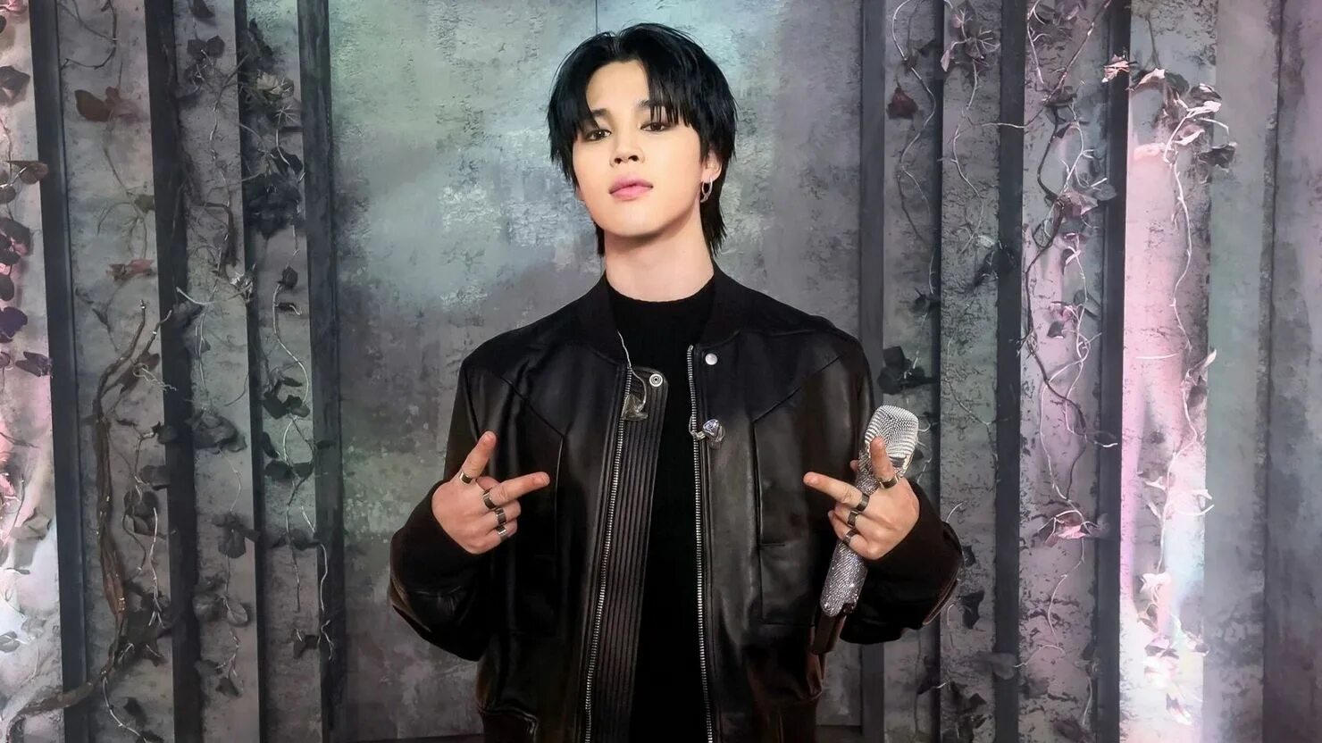 Песня jimin like crazy. Чимин бтс 2025. колуччи актер чимин. like crazy чимин обложка. канадец на bts.