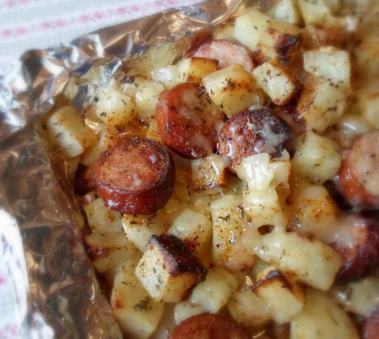 Картофель с колбасками в духовке. Рецепт картошки с колбасой в духовке. Картошка гармошка с колбасой и сыром в духовке. Картошка с колбасками в духовке. Рецепт картошки с колбасой в духовке.