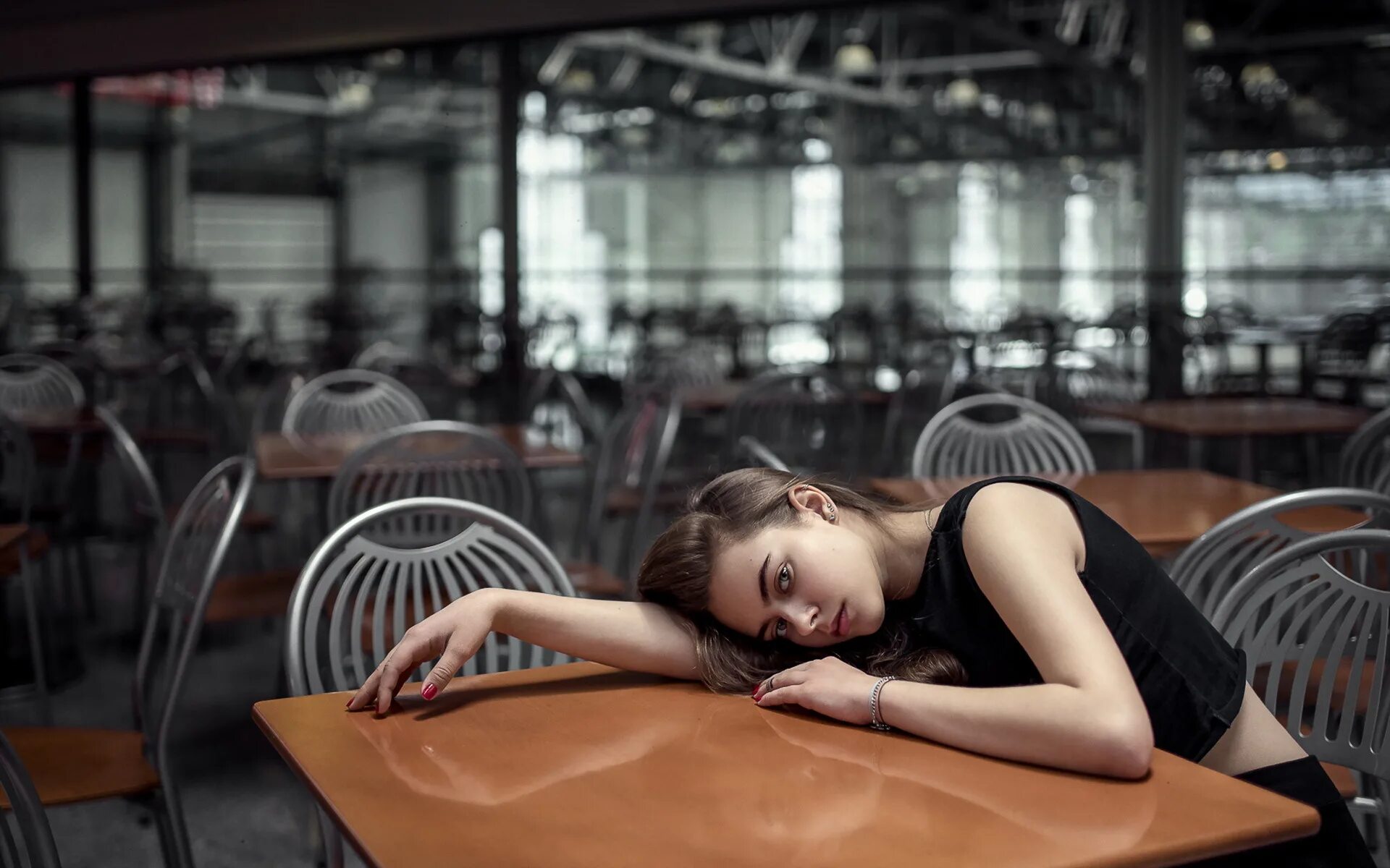 Красивая девушка на кухне. Dmitry arhar елизавета фицай. Екатерина тимохина 2020 модель. Селена гомес. Поза на столе.