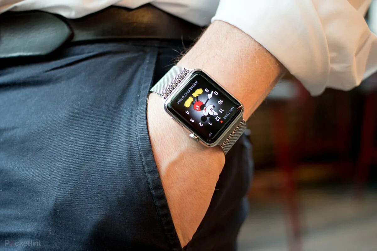 Можно ли мочить эппл вотч. Карманные эппл вотч. apple iwatch с костюмом. apple watch в образе. опрос смарт часы.