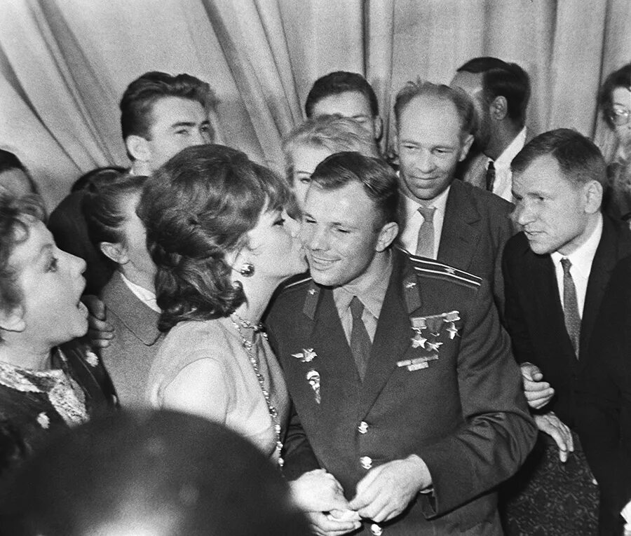 Гагарин и джина лоллобриджида. Джина Лоллобриджида целует Юрия Гагарина, 1961 г. Джина Лоллобриджида целует Юрия Гагарина. Джина Лоллобриджида 1961.