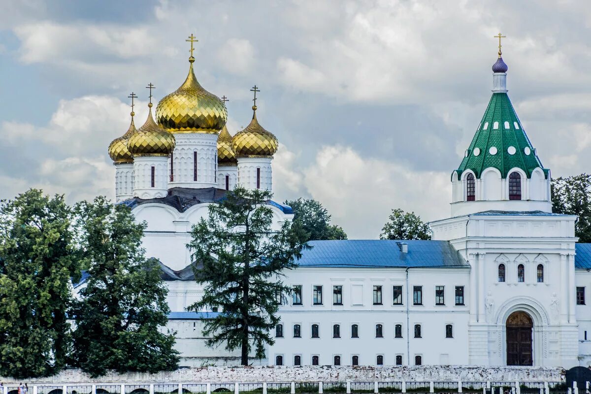 Ипатьевский монастырь сайт. Троицкий Ипатьевский монастырь. Ипатьевский монастырь Кострома. Свято-Троицкий Ипатьевский монастырь в Костроме.