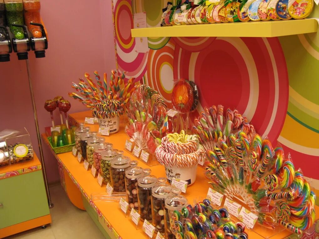 Открыть магазин сладостей. Магазин сладостей для детей. Магазин конфет. Выкладка сладостей. Необычные сладости для детей в магазине.