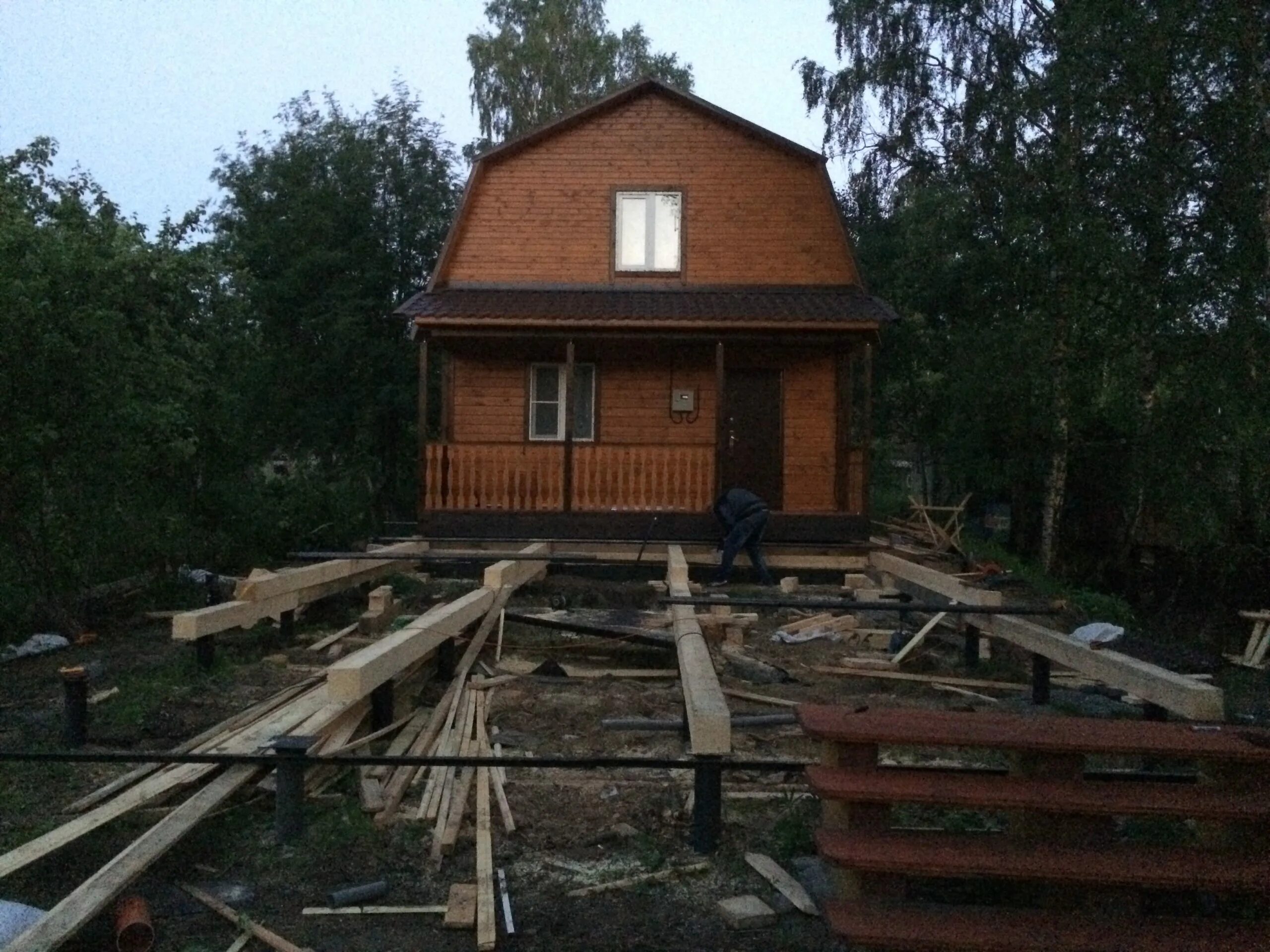 Перенести дом на другое место. Перенести дом. Передвижка дачных домов. Передвинуть деревянный дом. Перемещение деревянного домика на участке.