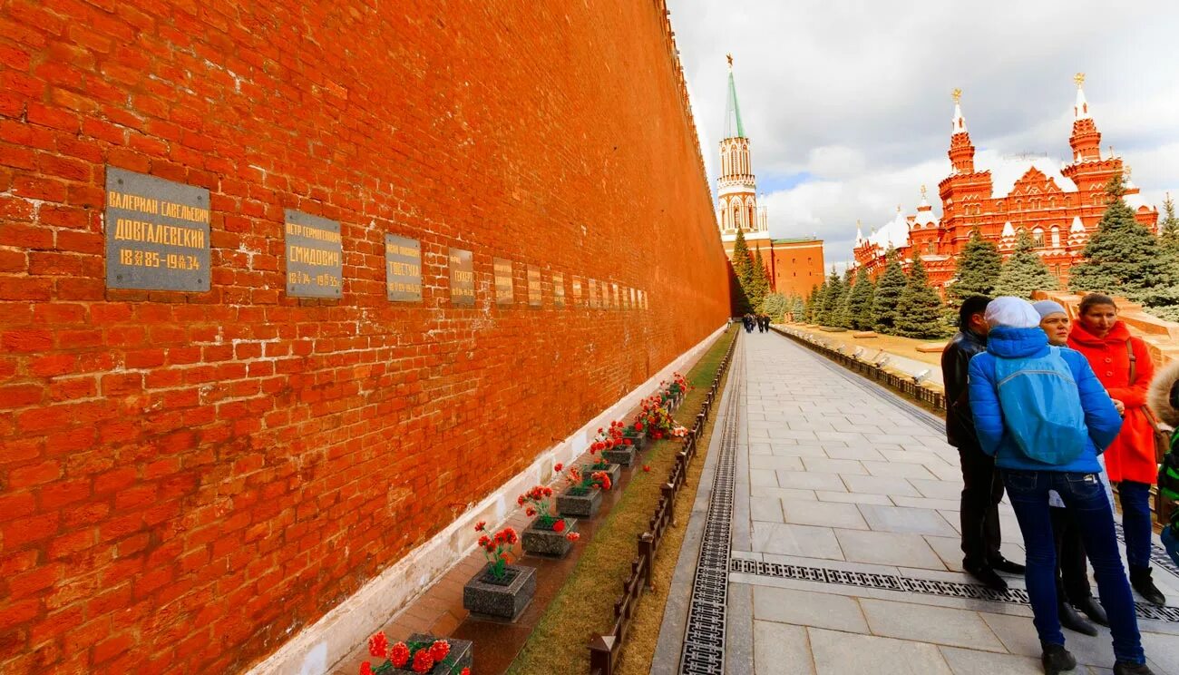 Некрополь Московского Кремля. Москва некрополь у Кремля. Некрополь у кремлёвской стены. Некрополь у Кремля могилы Москва.