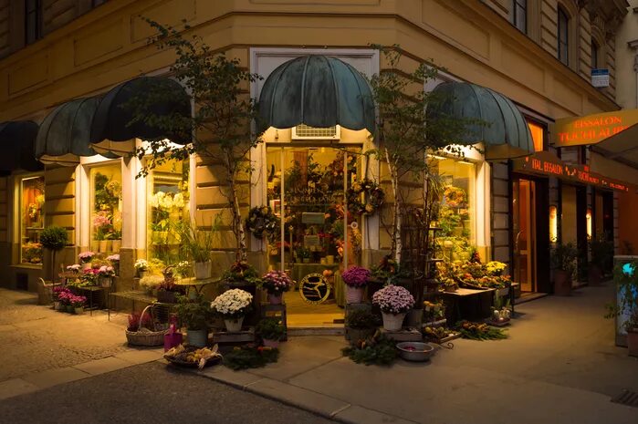 уютный магазинчик. итальянский магазинчик. цветочный магазин витрина с улицы. уютный интерьер магазина. маленькие магазинчики в европе.