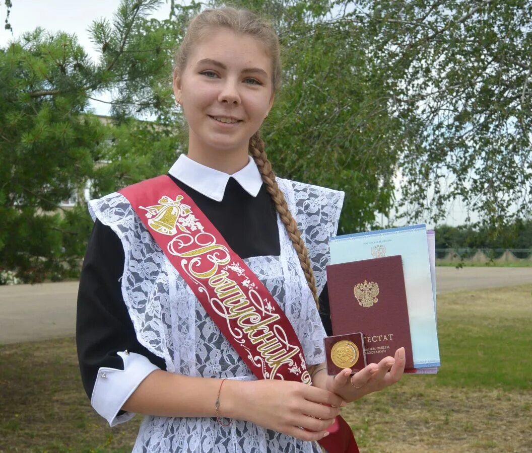 Выпускники с аттестатом. Медаль "выпускник". Выпускники школы с аттестатами. Выпускницы 11 класса. Золотая медаль 11 класс 2024