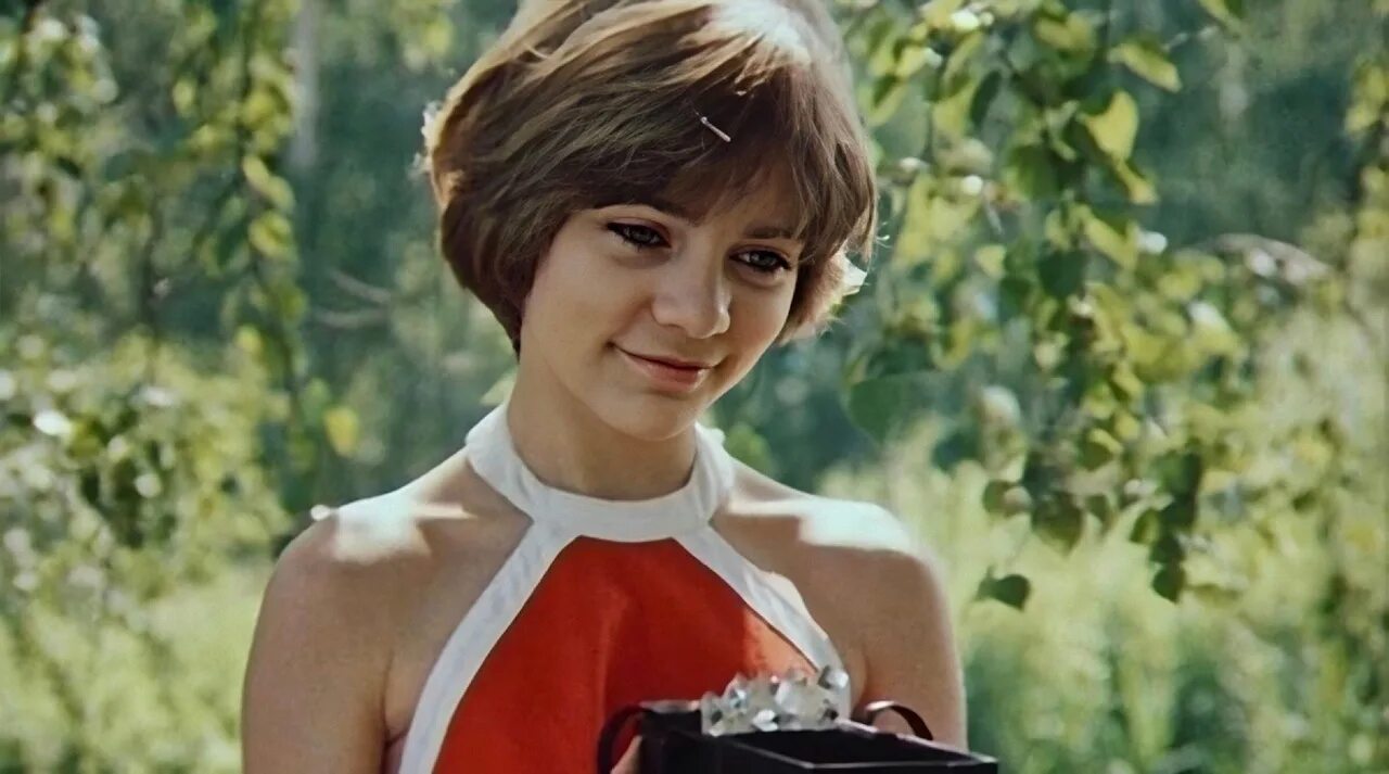 Алиса селезнёва гостья из будущего. Миелофон алиса гостья из будущего. Алиса селезнева 1984. Алиса селезнёва гостья из будущего фильм. Селезнева гостья из будущего.