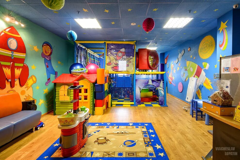 центр комнаты. оборудование для детских игровых комнат. современный интерьер детского сада. детская игровая комната. детская игровая комната.