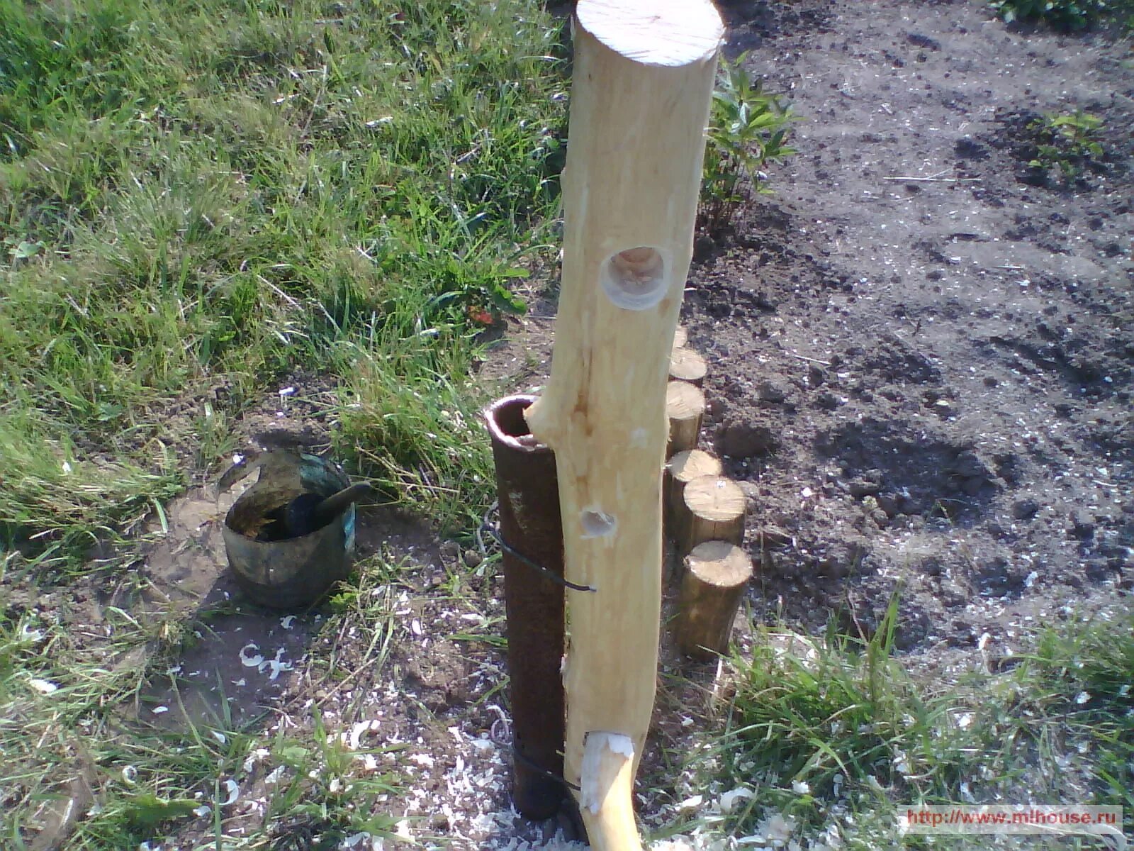 Установка деревянных столбов для забора. Опора для деревянного столба. опоры для деревянных столбов. деревянные столбы для забора. деревянные столбы в металлической трубе.