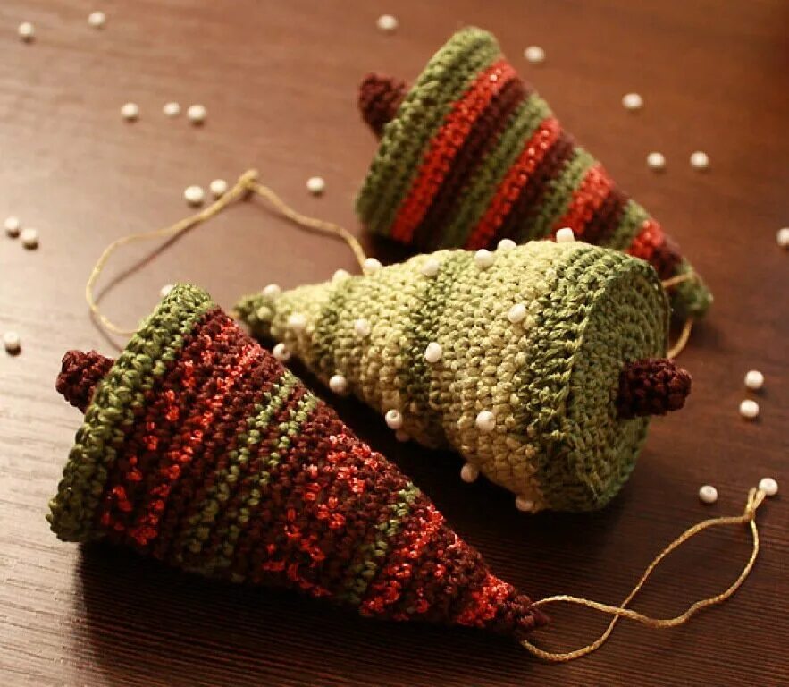 Подарки связанные. Вязаные новогодние игрушки. елочные игрушки крючком. вязаные игрушки на елку. вязаные подарки на новый год.