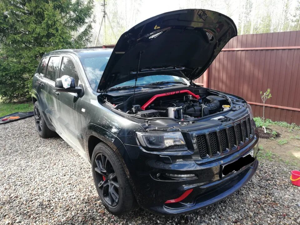 Капот джип чероки. Капот Гранд Чероки wk2. Капот Jeep Grand Cherokee wk2. Джип Гранд Чероки wk2 под капотом. Jeep Grand Cherokee 2015 капот.