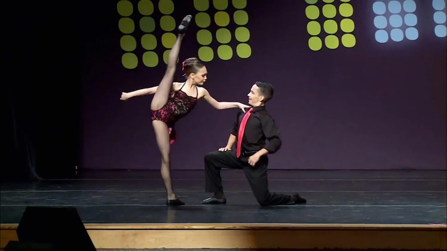 Мамы в танце. Танец мама со. Мамы в танце. Мэдди зиглер мамы в танце поцелуй. Мамы в танце холли.