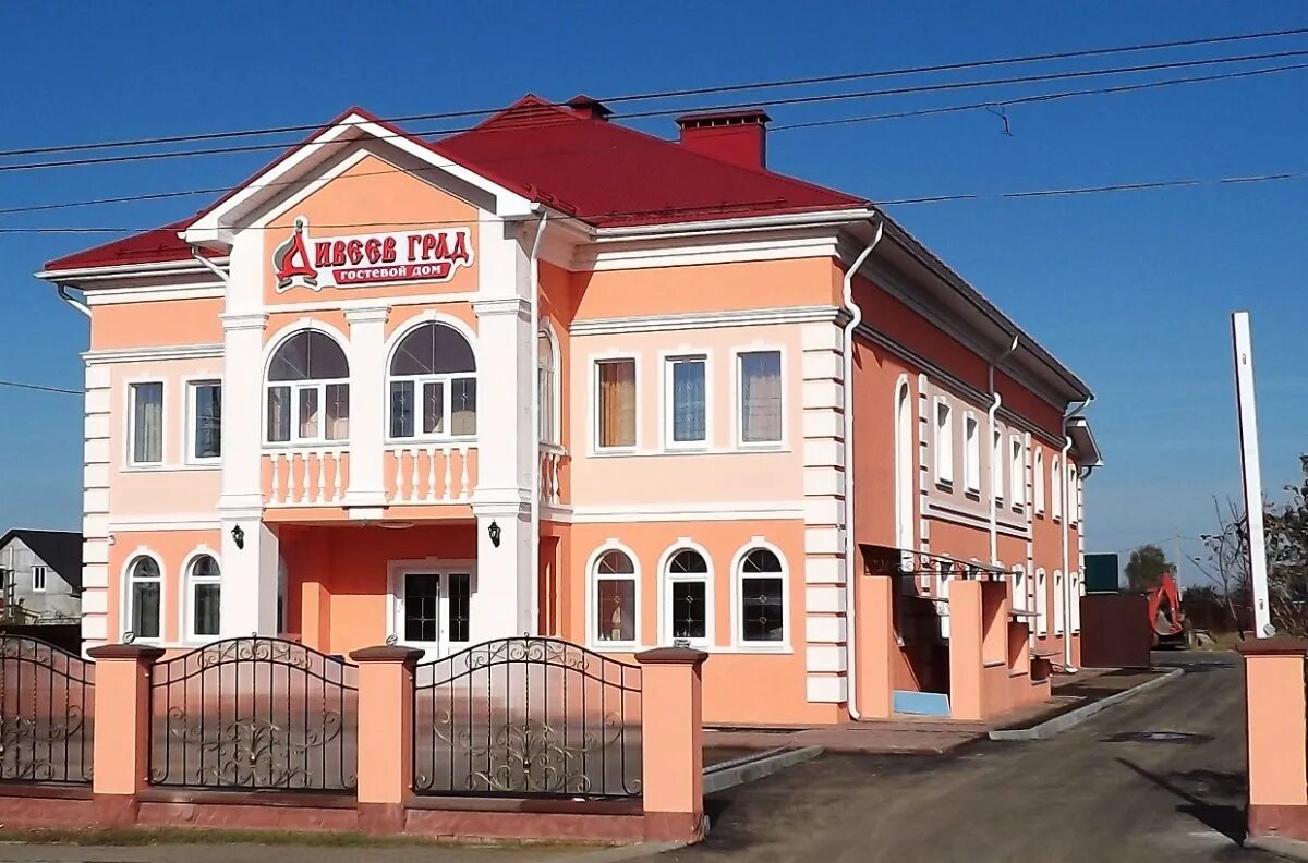 Гостиница дивеевская в дивеево. Дивеево гостиницы. Дивный дворик дивеево. Монастырская гостиница в дивеево. Монастырская гостиница дом паломника.