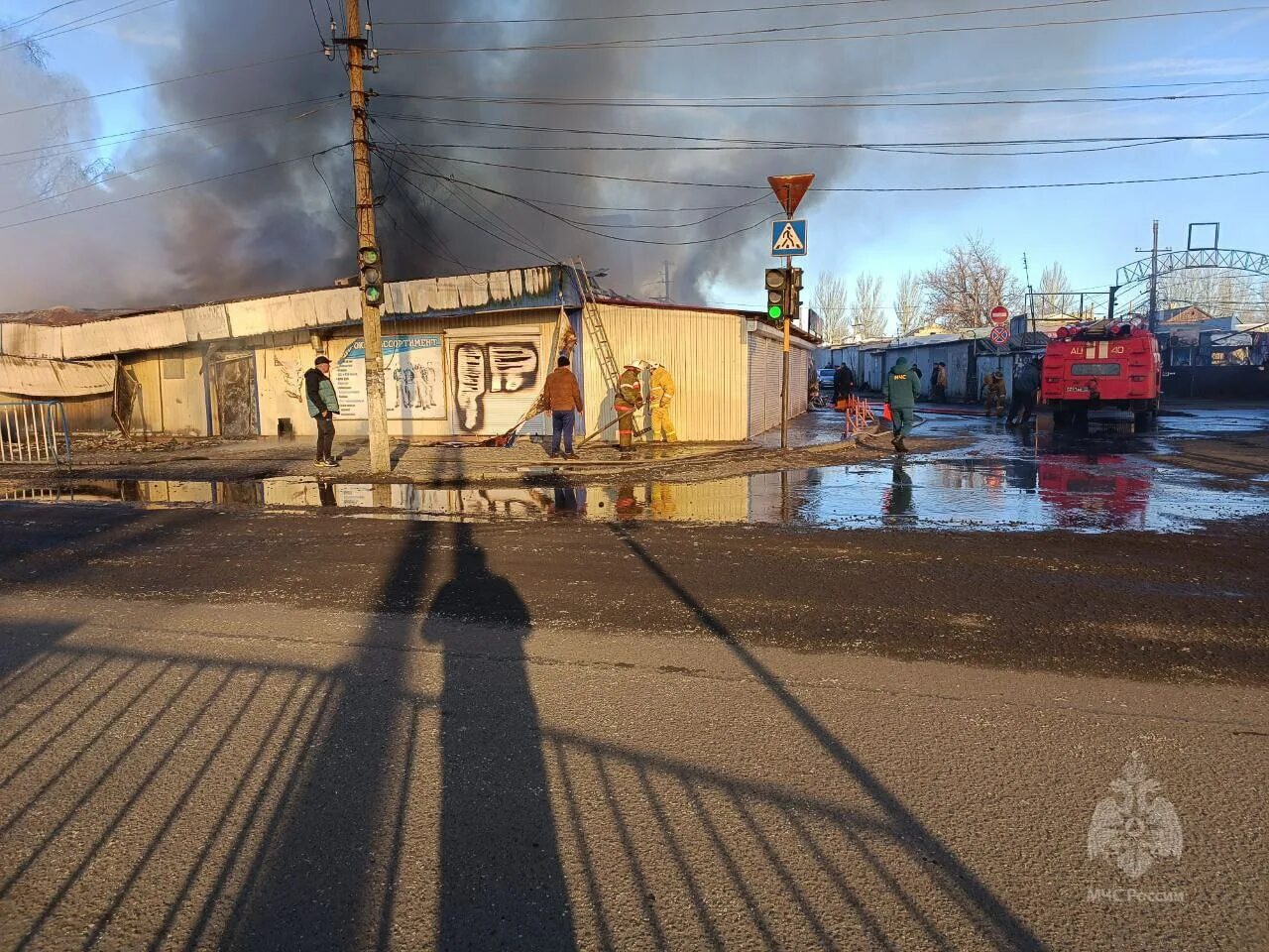 Пожар вчера. Пожар в Ровеньках. Пожар в магазине. Пожар ЛНР.