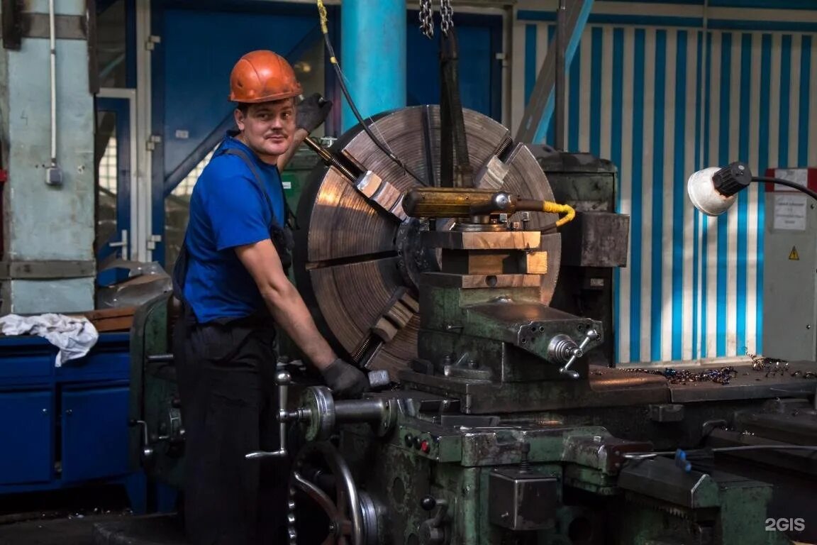 Токарь-фрезеровщик 4 разряда. Рабочая одежда токаря. Токарь омск свежие вакансии. Фрезеровщик 3 разряда. Токарь омск свежие вакансии.