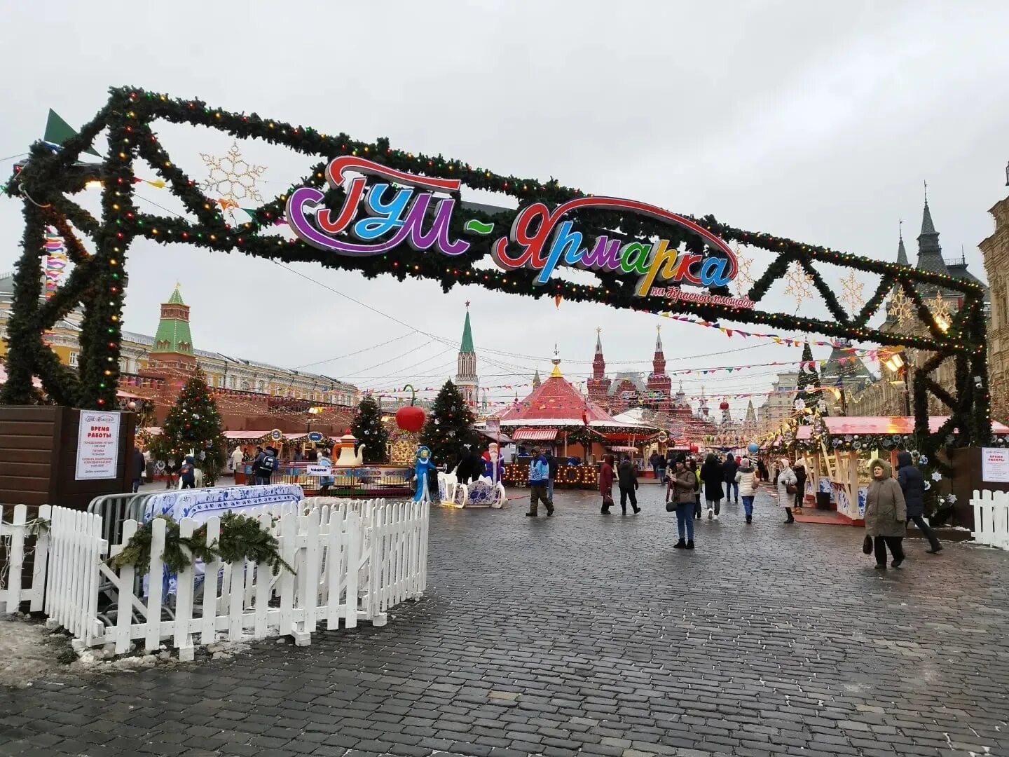 ГУМ каток и ГУМ ярмарка. ГУМ ярмарка на красной площади. Москва ГУМ гуляния. Ярмарка на красной площади 3 февраля 2024. Масленица на красной площади 2024 программа