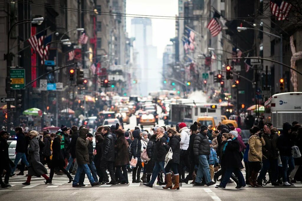 Москва много людей. Люди на улице. Люди на улице города. Старый арбат москва толпы. Барселона овертуризм.