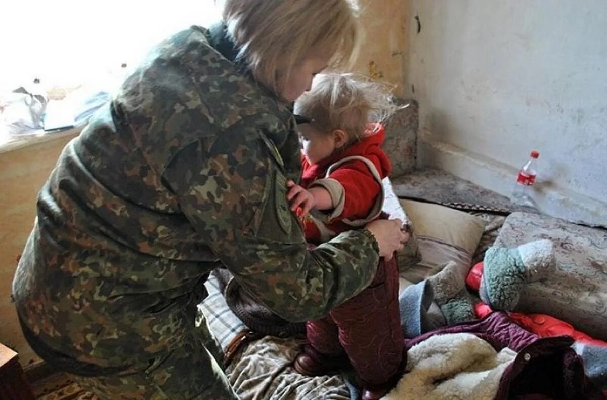 Мальчики брошенные отцом. Дети брошенные родителями. Брошенные маленькие дети. Брошенный ребенок девочка.