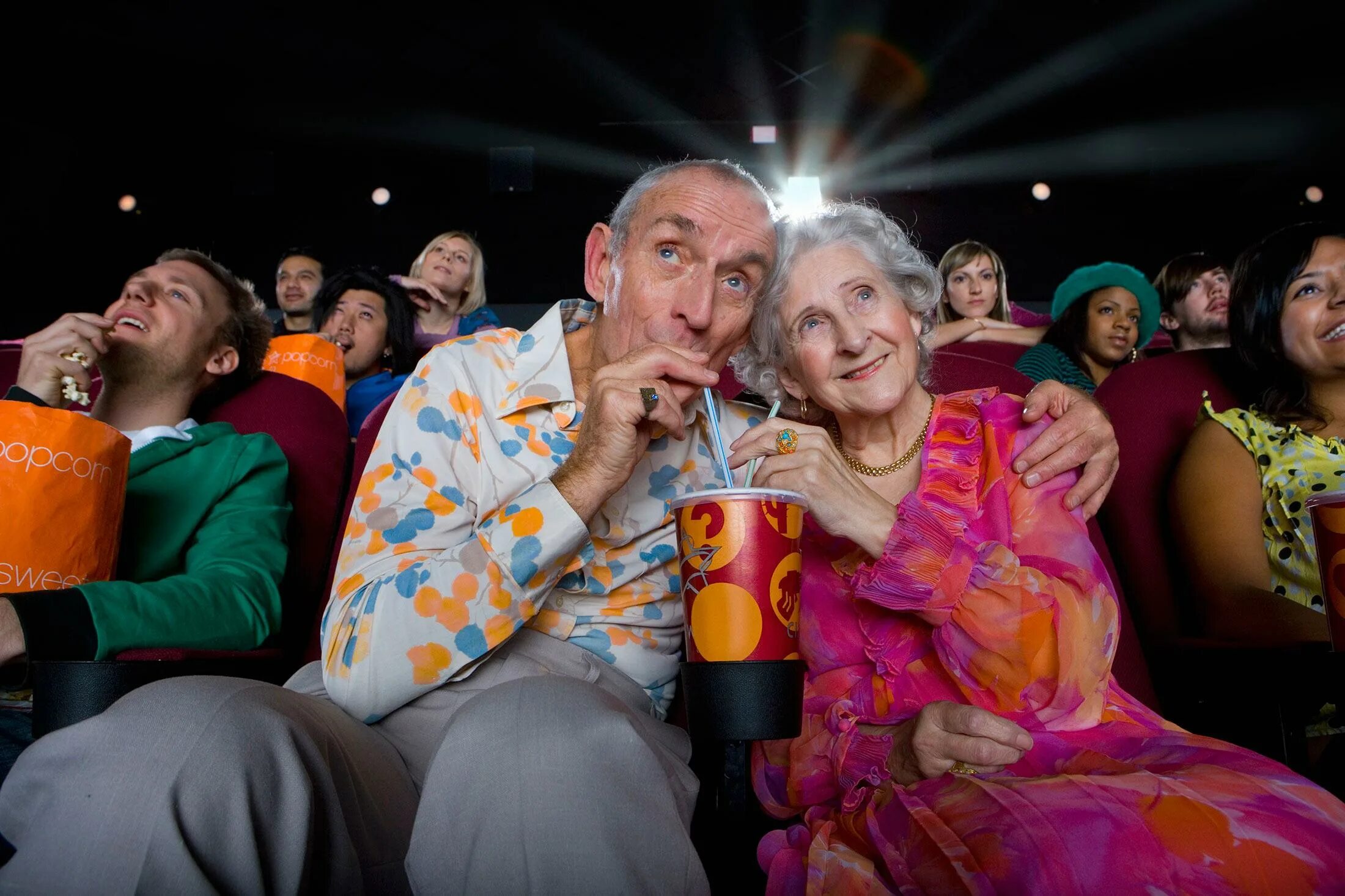 Развлечения для пожилых. Пенсионеры в кинотеатре. Старики в кинотеатре. Бабушки в кинотеатре. Веселые пожилые люди.