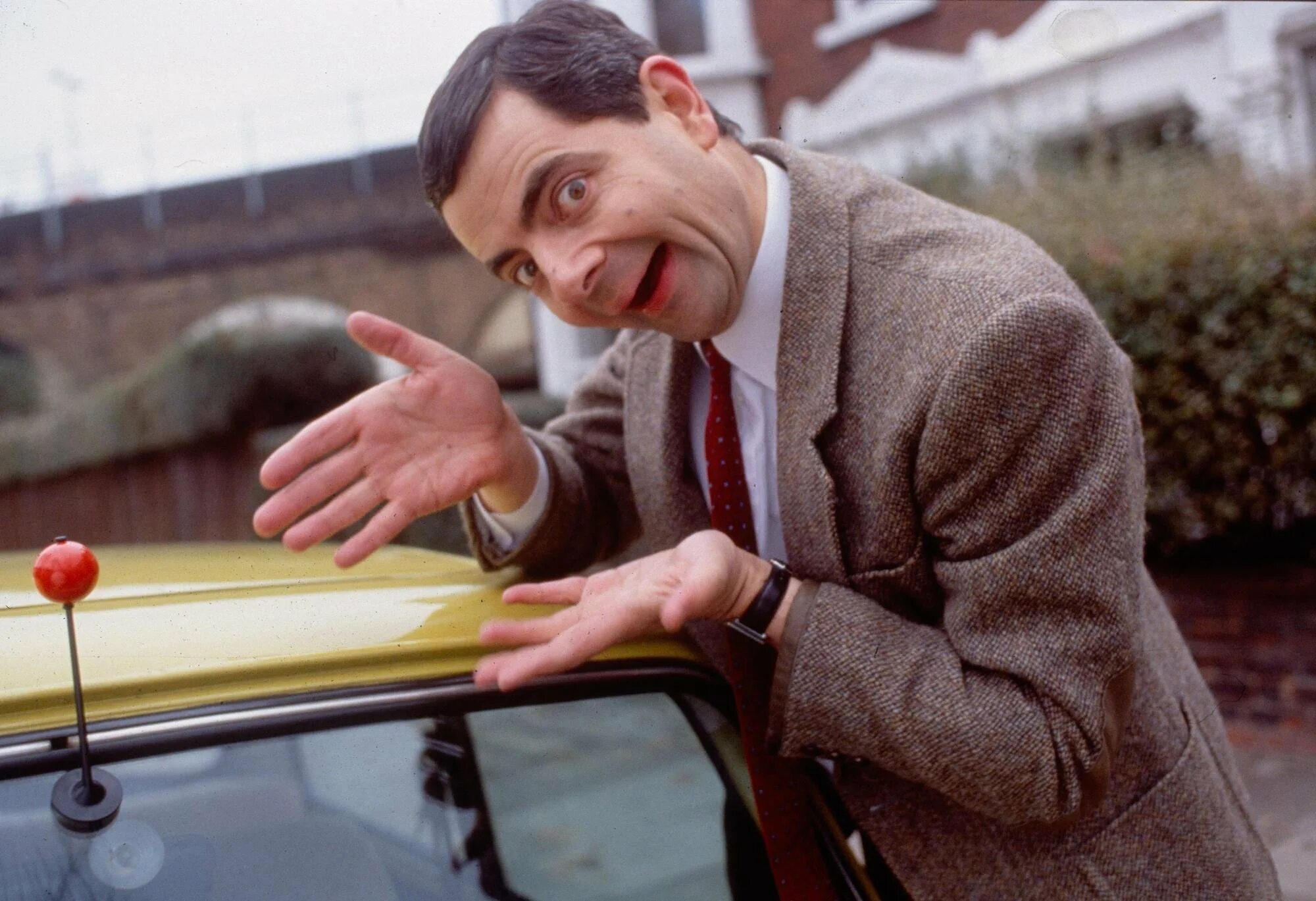 Бин это. Classic Mr Bean. Мистер Бин Хантер. Мистер Бин за столом. Мистер Бин в кабриолете.