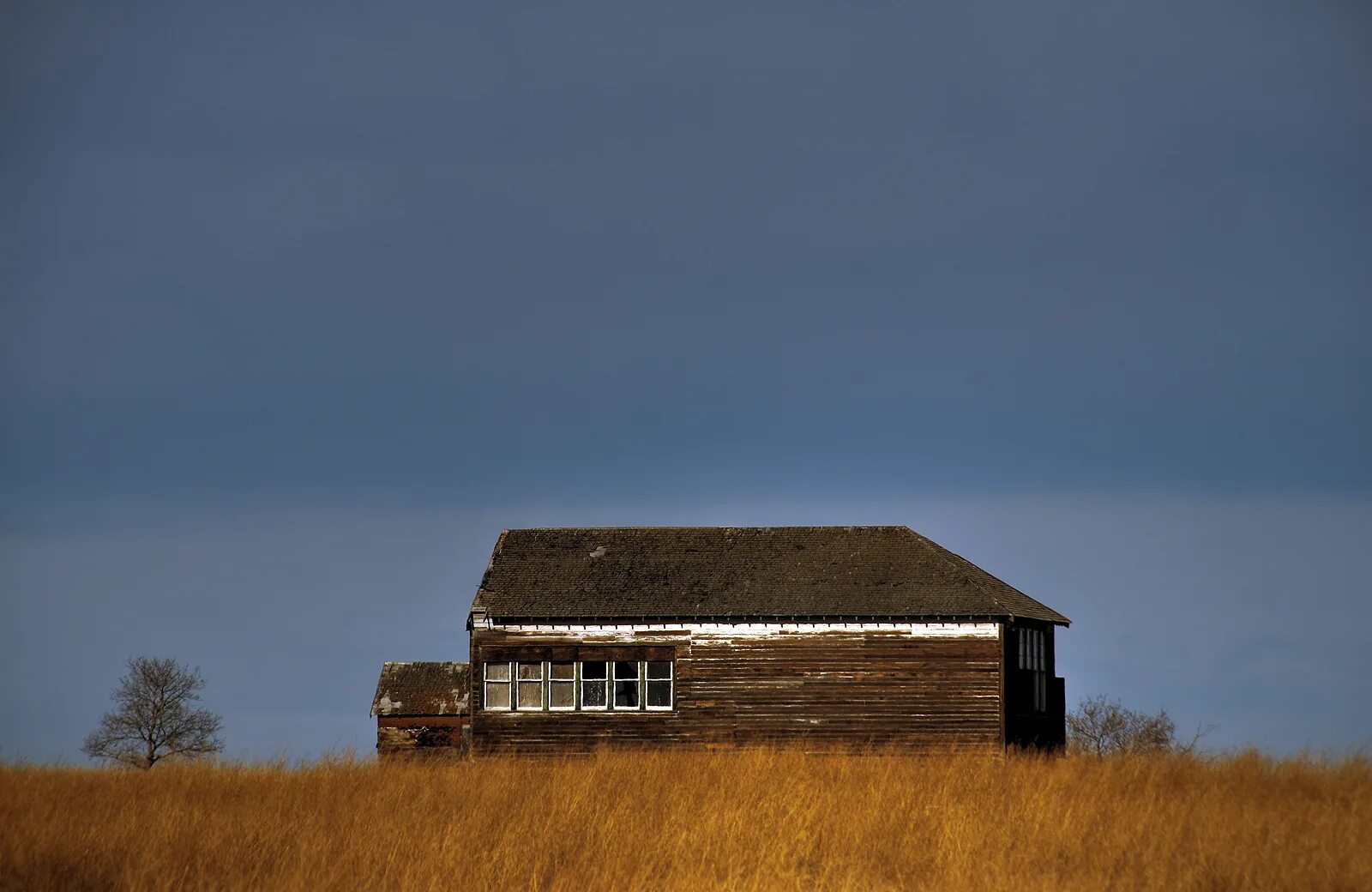 Старый холм. Хижина в степи. Дом в поле США. Abandoned building in the Steppe.