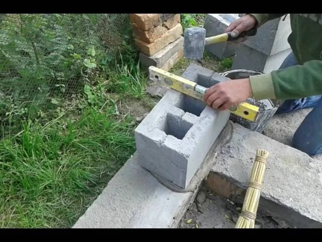 Фундамент из шлакоблоков. Кладка блока под расшивку. Правильная кладка шлакоблока. Первый ряд блоков на фундамент. Шлакоблок для фундамента.