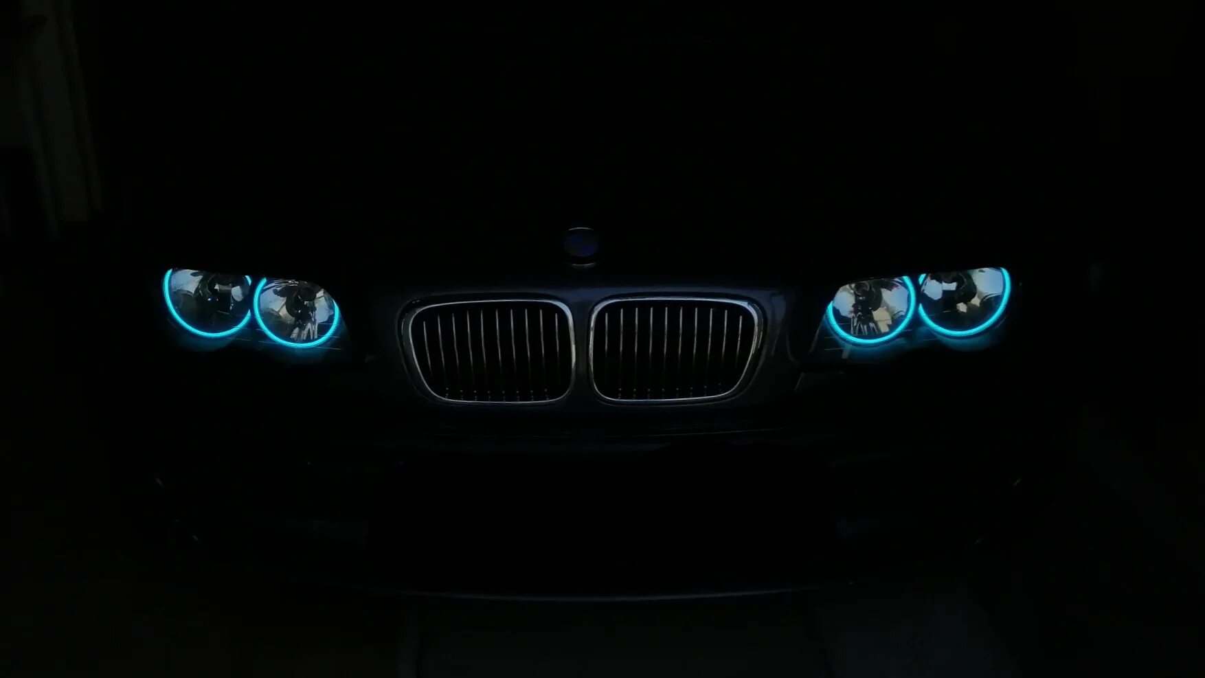 Ангельские глазки бмв е60. Бмв е60 в темноте. Силуэт бмв. Bmw m4 синяя. Bmw m5.