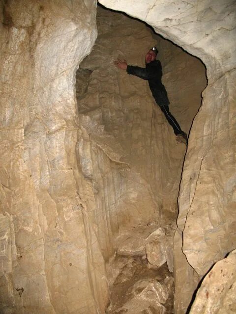 Студенты в пещере. Малыши в пещере. Спелеологи в пещере. Студенты в пещере. Old man’s cave indiana.