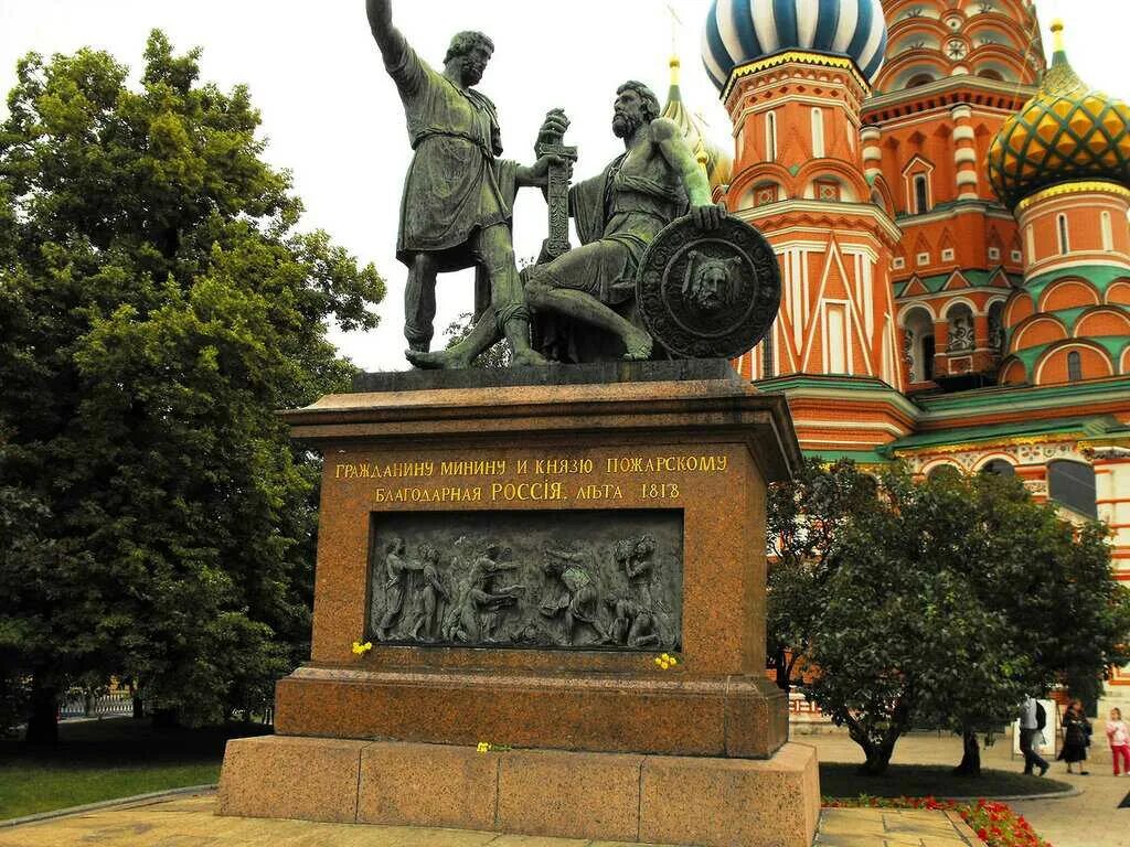 На какой площади установлен памятник. Памятник минину и пожарскому в москве. мартос минин и пожарский в москве. памятник минину и пожарскому на красной площади. мартос памятник минину и пожарскому.