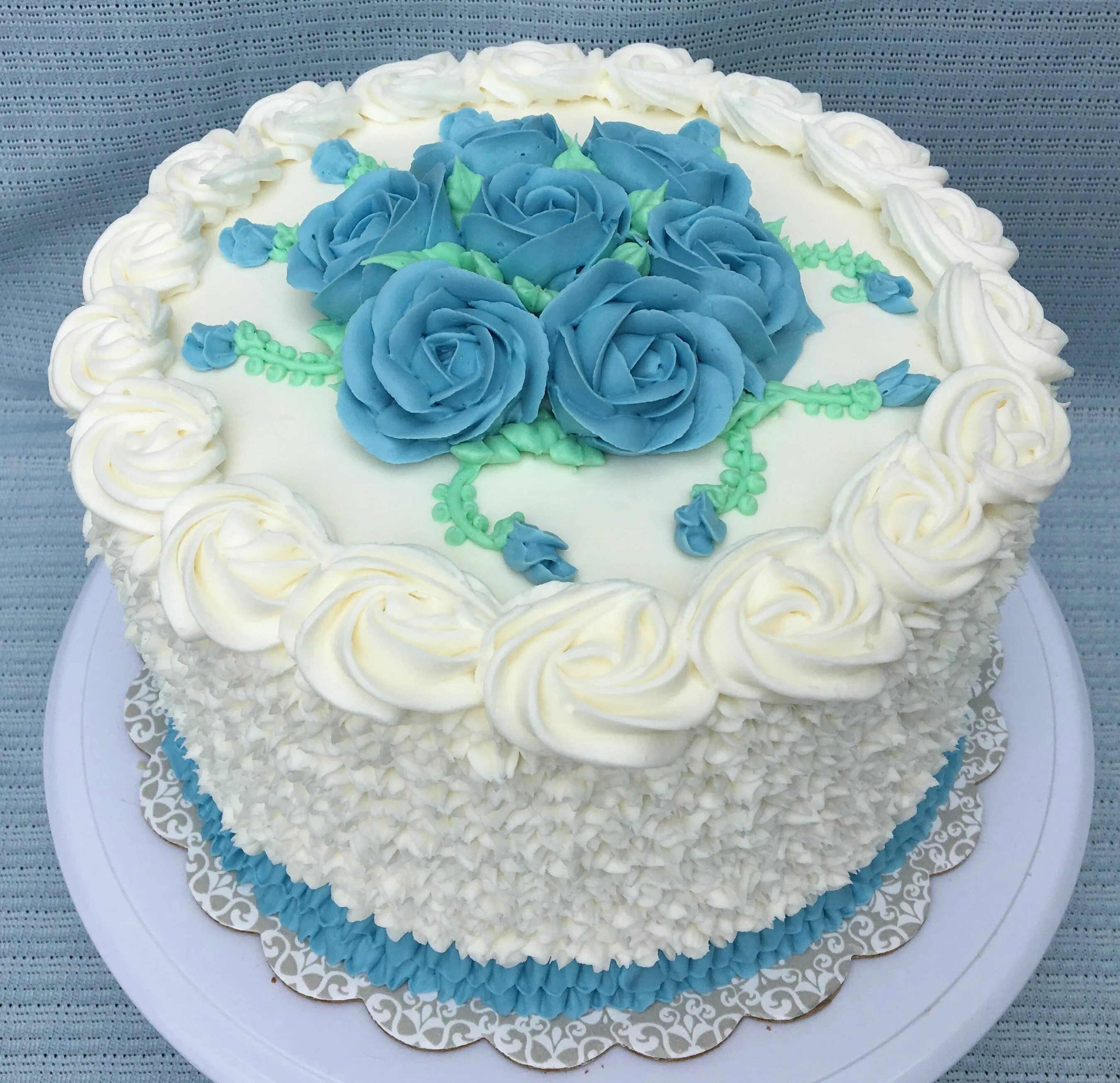 Кремово синий. Торт с кремовыми цветами. Торт с кремовыми розочками. Голубой кремовый торт. Декор торта голубой.