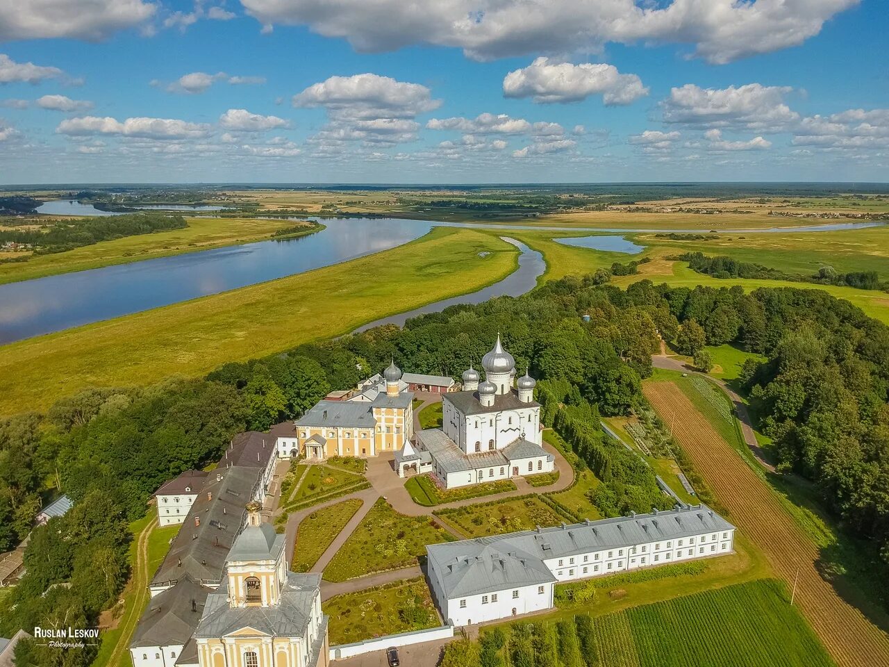 Варлаамо хутынский монастырь сайт. Хутынь Великий Новгород монастырь. Хутынский Спасо-Преображенский монастырь Великий Новгород. Преображенский Варлаамо-Хутынский монастырь. Варлаамо-Хутынский монастырь Великий Новгород.