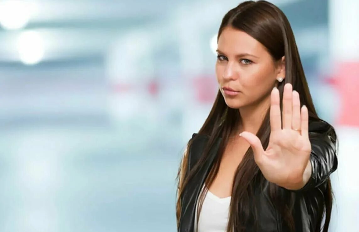 женщина сказала женщина сделала. о чем говорят женщины рисунок. женские скажи. женщина говорит нет. две подруги беседуют.