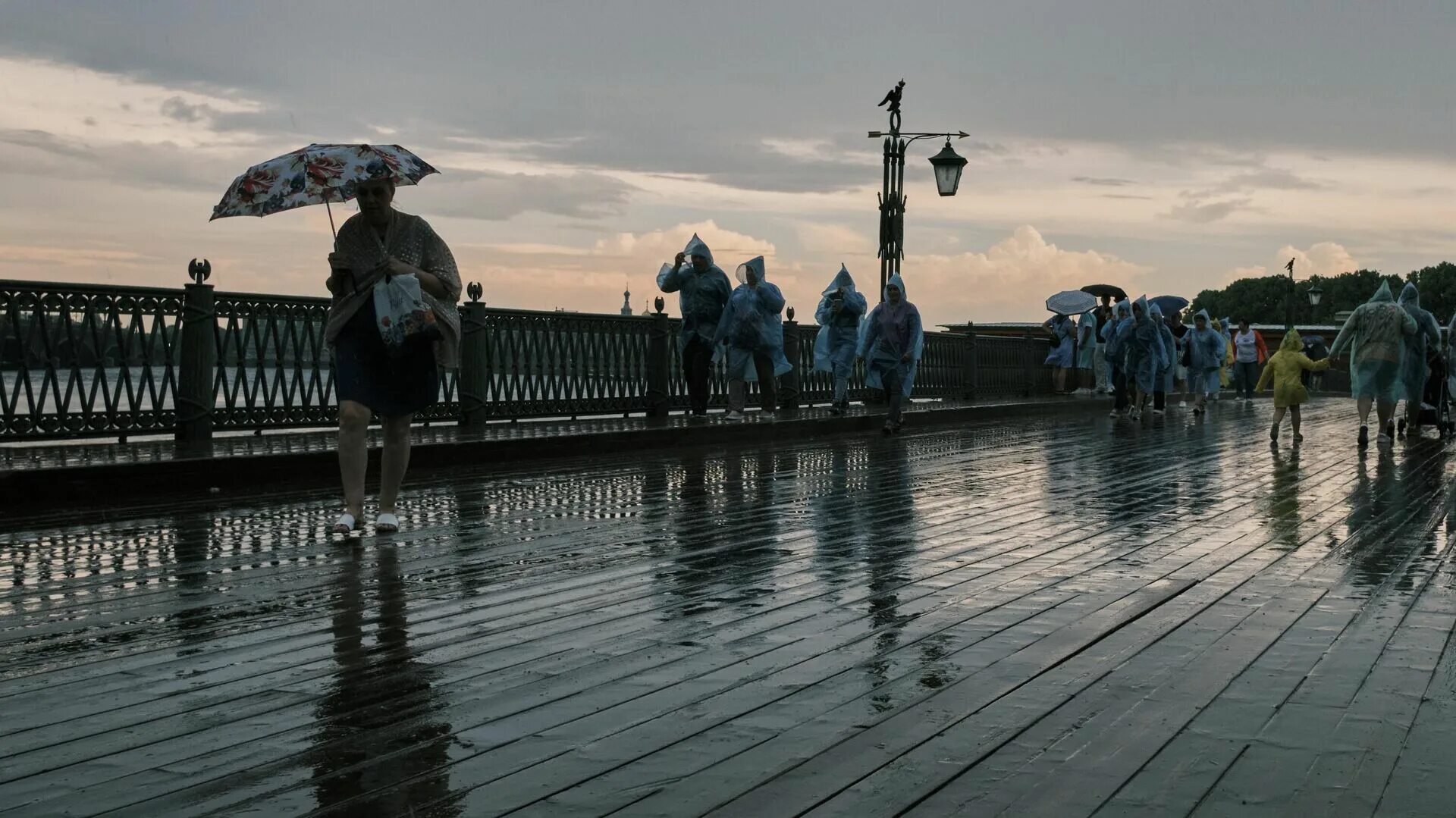 Лахта-центр в Санкт-Петербурге. Дождь в Питере. Ливень в Питере.