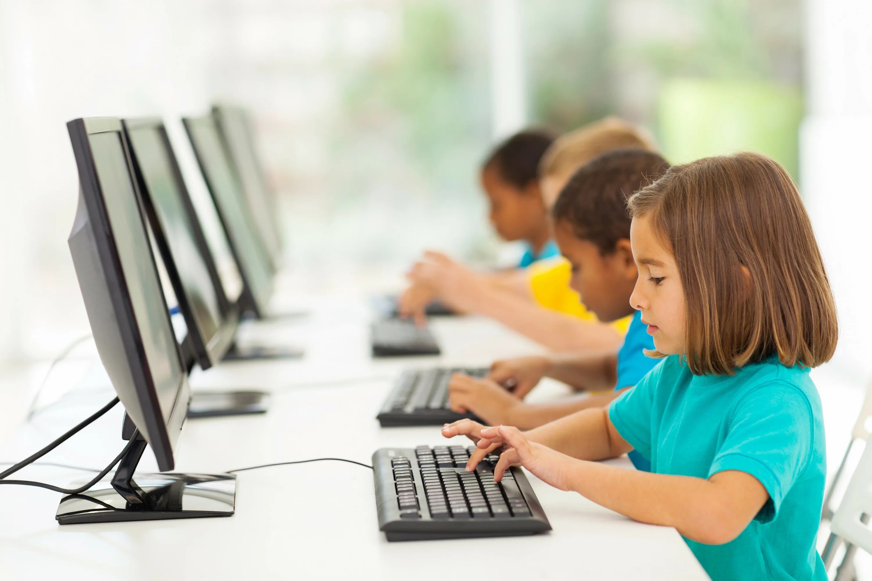 Компьютерный урок в школе. Ребенок за компьютером. Компьютер для детей. Ученик за компьютером. Детям об интернете.