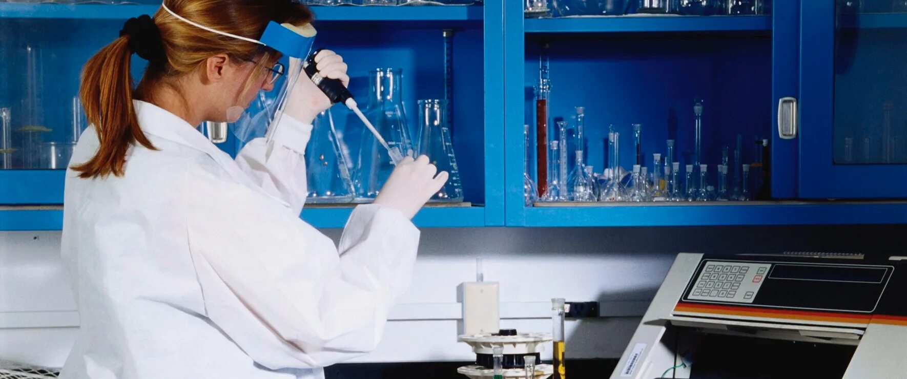 лаборант в библиотеке. лаборант за компьютером картинка. медицинский лаборант. микробиолог. профессия лаборант.